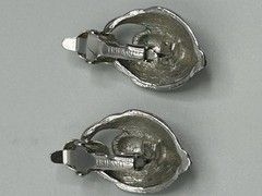 Vtg TRIFARI SILVER TONE ABSTRACT CLIP ON EARRINGS 1 1/8” Swirl Classic Ribbed