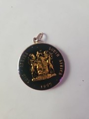 South Africa Enameled Jewelry Coin Pendant Vtg 1977 1 Rand