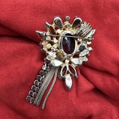 Vtg ‘50/‘60 Alice Caviness Brooch. Crystal/ Glass and dangling fringe. See pics.