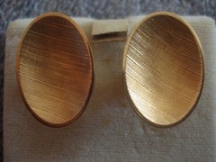 VINTAGE SET OF BRUSHED GOLD-TONED CUFFLINKS & TIE BAR