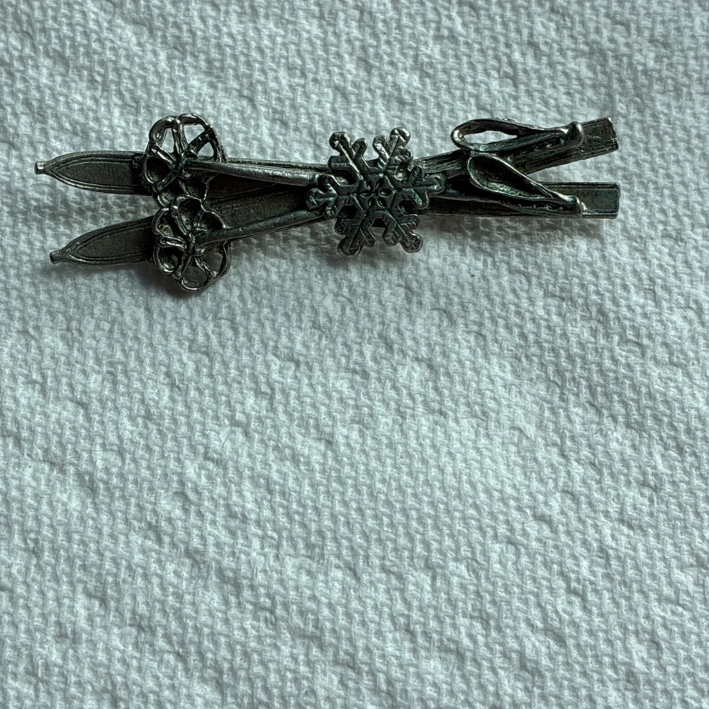 Vintage Old Fashioned Ski Poles Silver Tone Brooch Pin Lapel Snowflake