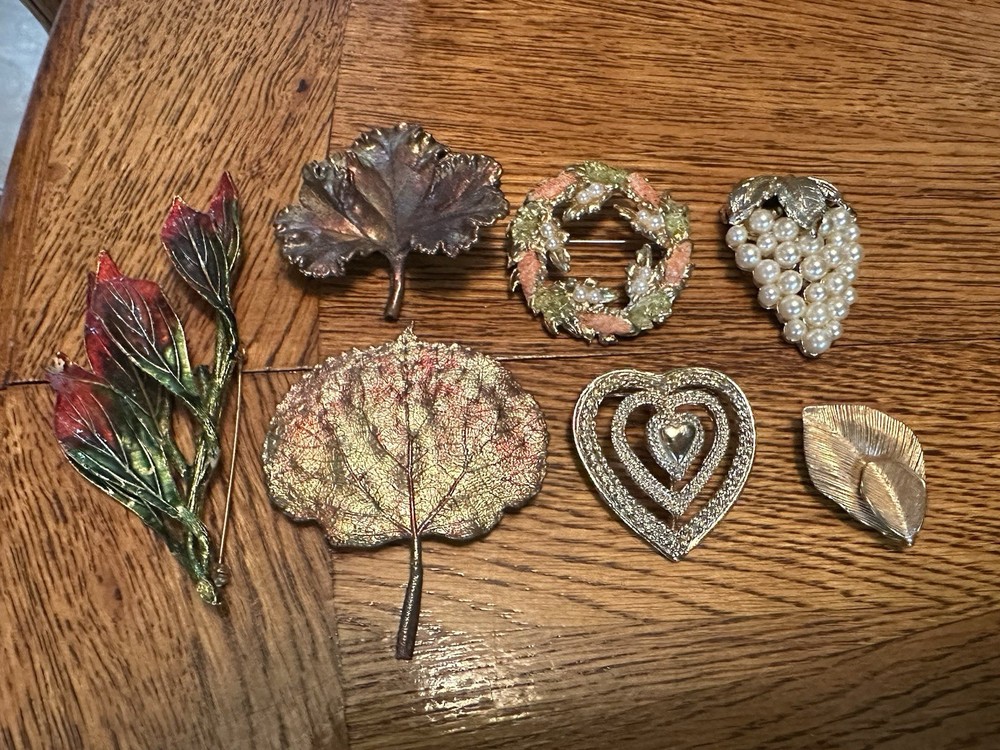Vintage Mixed Lot 7 Brooches Enamel Faux Pearls Gold Tone Flowers Leaves Heart
