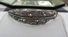 SARDA STERLING SILVER GRANULATED FEATHER SPRING HINGE DELICATE BANGLE BRACELET
