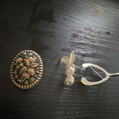 Mixed Lot 3 Pins/Brooches Floral Oval Bunny Rabbit Wishbone Mixed Metals