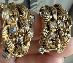 Unusual Design Vintage-Twisted Metal Threads W Rhinestones-Gold Tone -clip back