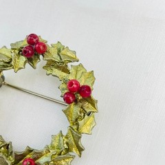 Vintage MMA Metropolitan Museum of Art Holiday Holly Wreath Brooch