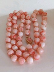 ESTATE ANGEL SKIN BLUSH CORAL 10 MM GOLD 26″ LONG 78 GR GOLD SPACERS NECKLACE