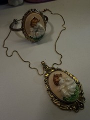 VINTAGE Cameo Jewelry Set Gold Tone Oval Multicolor Necklace Pendant Bracelet