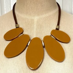 C 1946 Marbled Acrylic/Wood Ovals Faux Leather Cord Statement Gold Tone Necklace