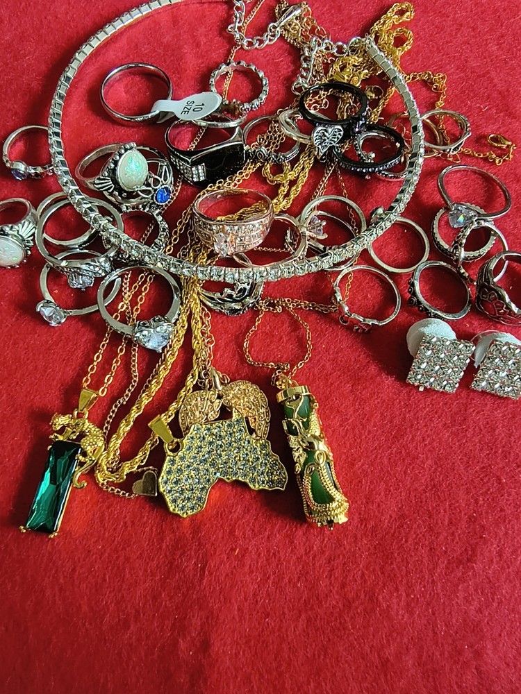 44-Piece Estate Jewelry Collection – Mixed Fashion Jewelry – Rings, Necklaces