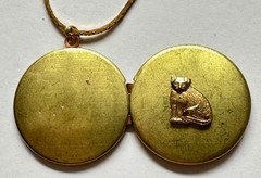 VINTAGE LOCKET ROUND BRASS CAT PENDANT 1 1/4″ NECKLACE 24″ VTG BRASS CHAIN