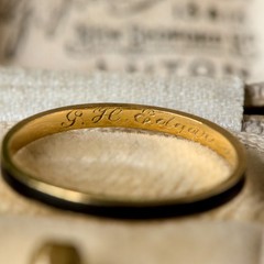 SUPERB ANTIQUE ENGLISH 18K GOLD BLACK ENAMEL MINIMAL MOURNING BAND RING 1870