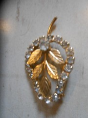 LOT OF 3 VINTAGE UNBRANDED GOLD & BRONZE BROOCHES