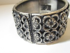 WIDE DARKENED ANTIQUED PEWTER TONE HINGED BRACELET RAISED FLOWERS