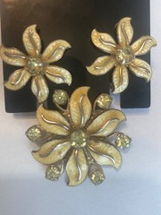 Vtg Enamel Flower Brooch and Screw Back Earrings Rhinestone Set -READ see pics
