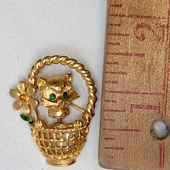 VINTAGE GOLD CROWN Kitten/Cat Rhinestone Gold Tone Brooch Flower Basket Trembler