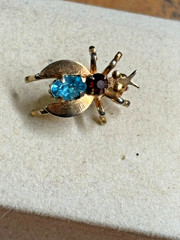17mm TINY gold tone FLY INSECT Flying BUG Pin Brooch Lapel Blue Red RHINESTONE