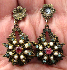 VTG UNUSUAL Off white faux pearl 1 rhinestone mis blue gold tone FLOWER Earring