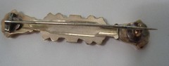 VICTORIAN GOLD SHIELD BAR PIN WITH GREAT DETAIL ON TOP LENGTH 2,5: C CLOSURE