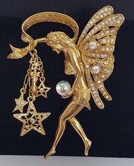 KIRK’S FOLLY Fairy Godmother Brooch Crystal Orb Large Gold Tone Wings Vtg 3-1/2″