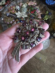 Beautiful Vintage Pot Metal Glass Rhinestone Leaf Type Brooch