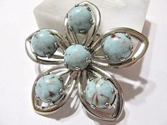 PIN VINTAGE SILVER TONE PLATED METAL FLOWER FAUX TURQUOISE COLOR MARBLED STONES