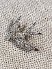 VTG Signed AVON SMITHSONIAN Silver Tone Pave’ Rhinestone SWALLOW BIRD Brooch Pin
