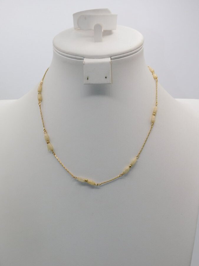B619-VINTAGE NECKLACE~GOLD TONE/CREAM BEADS~MEDICI~17.5″