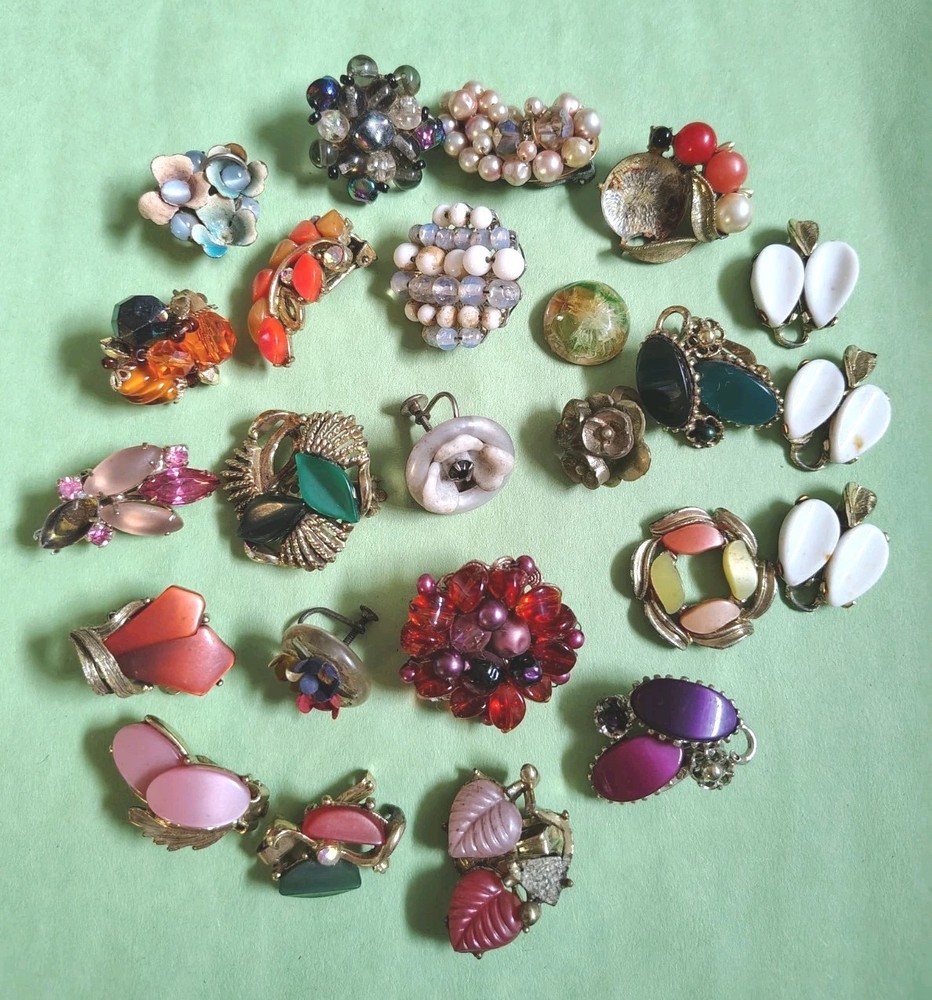 Vintage Collection of THERMOSET LUCITE & Glass Beads & Pieces – Some are Signed