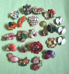 Vintage Collection of THERMOSET LUCITE & Glass Beads & Pieces – Some are Signed