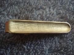 VINTAGE SET OF BRUSHED GOLD-TONED CUFFLINKS & TIE BAR