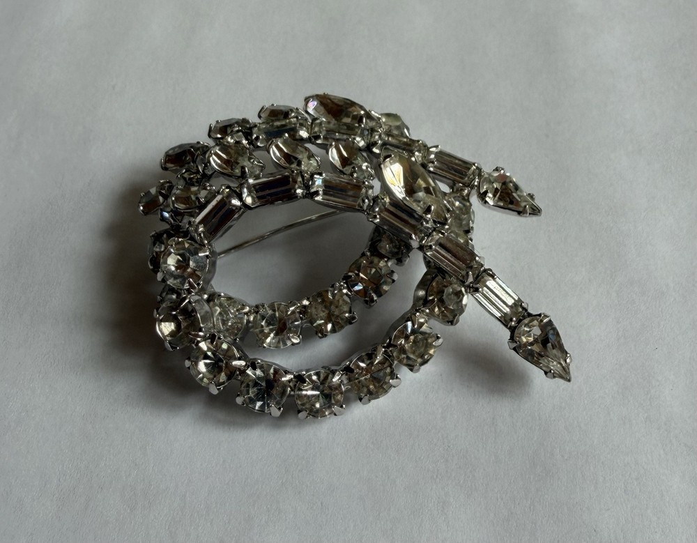 Vintage ORA Rhinestone Leaf-Swirl Brooch and Climber Earrings from late 1950s