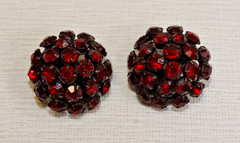 F20 VINTAGE ROUND DOMED RHINESTONE CLIP-ON EARRINGS BLOOD RED STONES UNSIGNED