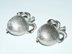 Sarah Coventry Clip On Earrings Apple