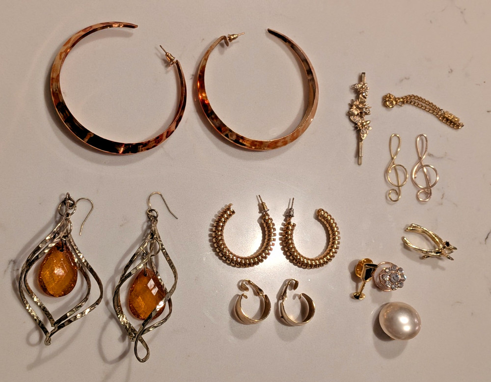 VINTAGE – Gold Toned Earrings, Scarf pins, Danglers and more (10 pieces)