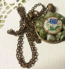 MaryBee Brassy Tone 20″ Chain W/1″ Jade Chips Pendant 12-01-2021 NOS