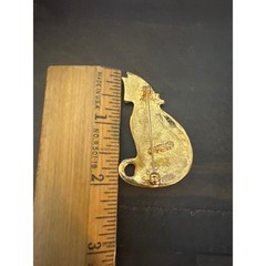 Vero Vintage White Enamel Christmas Cat Brooch Gold Tone Holiday Bow Pin 2 Inch