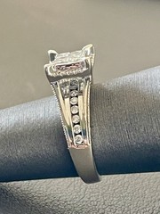14KT White Gold 0.68CTW Diamond Engagement Ring . Size 5.25 )B67)