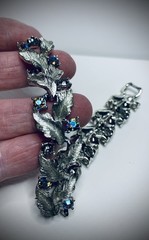 ( LISNER) Vintage Fashion Crystal & Diamond Looking Silver Tone Bracelet