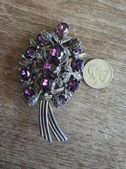 Beautiful Vintage Pot Metal Glass Rhinestone Leaf Type Brooch