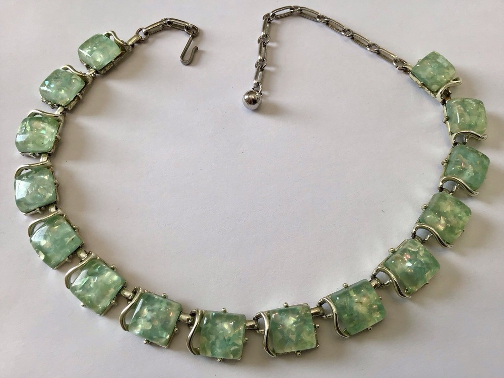 VINTAGE SIGNED CORO GREEN CONFETTI LUCITE THERMOSET NECKLACE