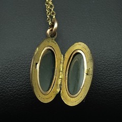 Vintage 12K GF W.C. Co Engraved Oval Photo Locket 17″ Necklace