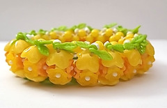 Vintage Women’s Stretch Bracelet UV Glow Multicolor Lucite Plastic Flower Leaves