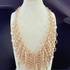 PRETTY SHINY GOLD TONE ROLO RINGS SPIKES STATEMENT BIB NECKLACE-24″ (BG178)