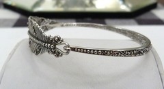 SARDA STERLING SILVER GRANULATED FEATHER SPRING HINGE DELICATE BANGLE BRACELET