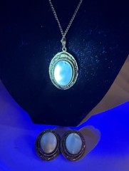 VINTAGE JUDY LEE PENDANT NECKLACE EARRING SET MOTHER OF PEARL Black light GLOWS