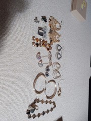 Vintage Jewelry Unbranded Earrings, Broches Gold Tone And Silver Tone 19 Pieces