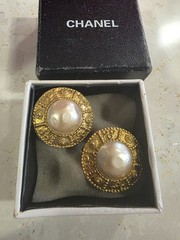 Authentic Vintage Chanel Season 28 Faux Pearl Gold Tone Clip On Earrings France