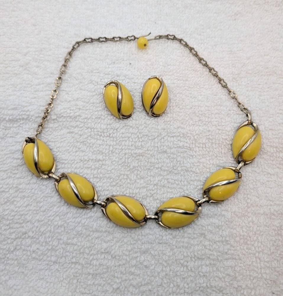 Yellow Thermoset In Gold Tone Necklace & Matching Clip Earrings Set Vintage