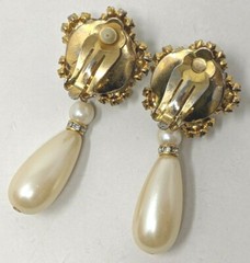 VTG Gold Tone Faux White Pearl Rhinestone Cluster Clip On Dangle Drop Earrings